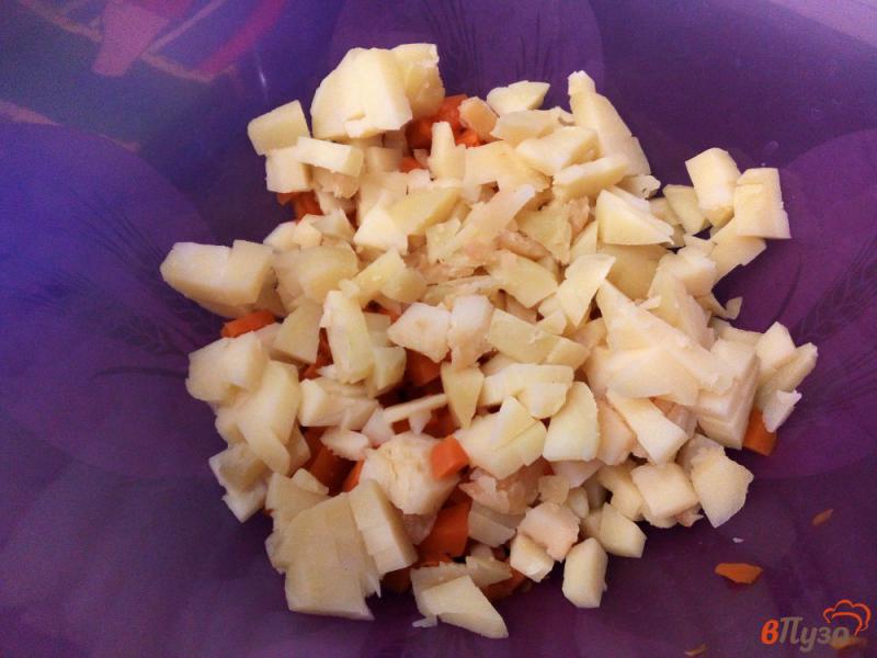 Фото приготовление рецепта: Салат из горошка, вареных овощей и селедки шаг №3