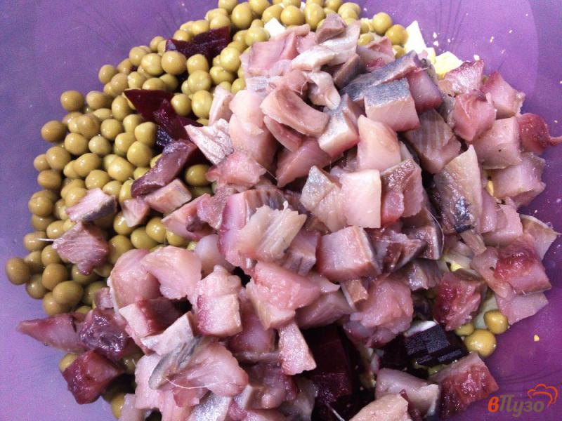 Фото приготовление рецепта: Салат из горошка, вареных овощей и селедки шаг №7
