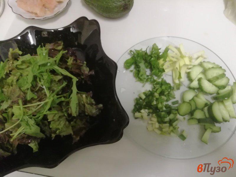 Фото приготовление рецепта: Салат с авокадо и сёмгой шаг №2