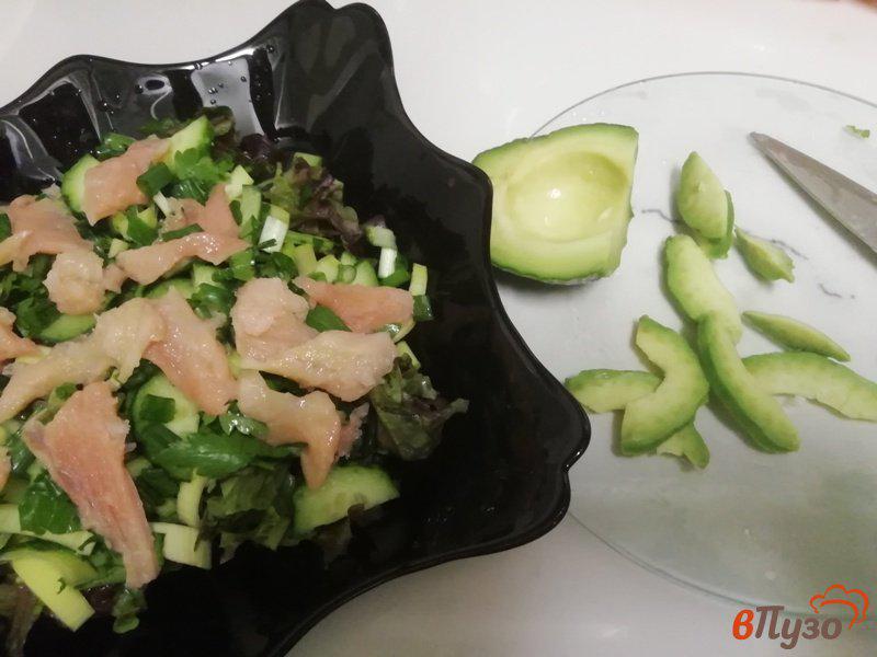 Фото приготовление рецепта: Салат с авокадо и сёмгой шаг №3