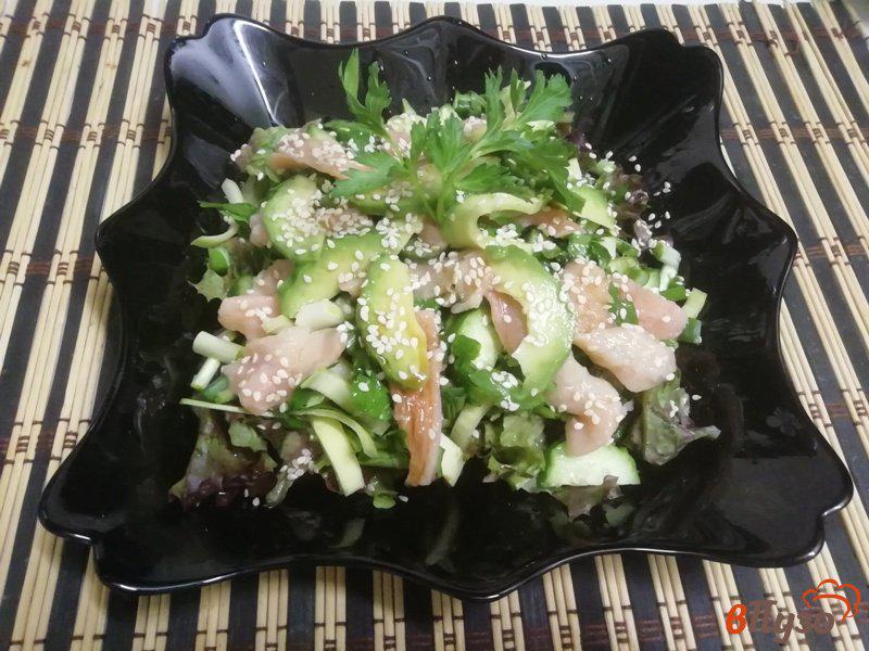 Фото приготовление рецепта: Салат с авокадо и сёмгой шаг №4