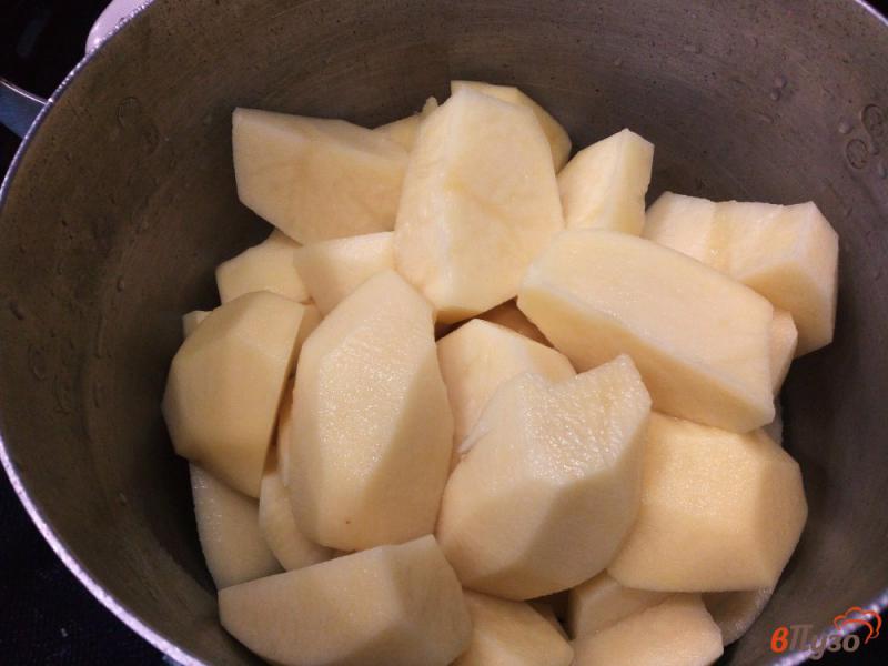 Фото приготовление рецепта: Картофельное пюре с майонезом и луком шаг №2