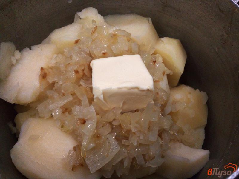 Фото приготовление рецепта: Картофельное пюре с майонезом и луком шаг №6