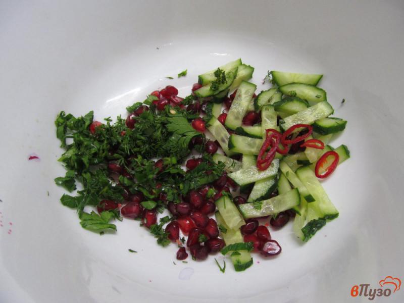Фото приготовление рецепта: Салат из булгура с гранатом и сыром шаг №3