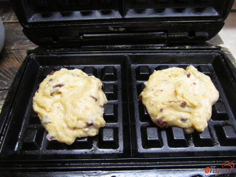Фото приготовление рецепта: Шоколадные вафли с бананом шаг №7