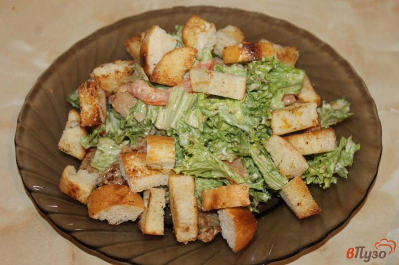 Фото приготовление рецепта: Салат со свининой и сухариками шаг №6