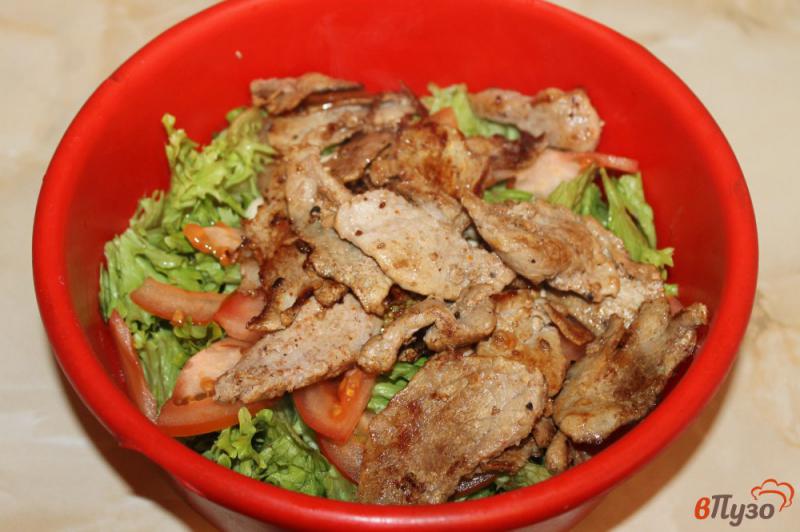 Фото приготовление рецепта: Салат со свининой и сухариками шаг №4