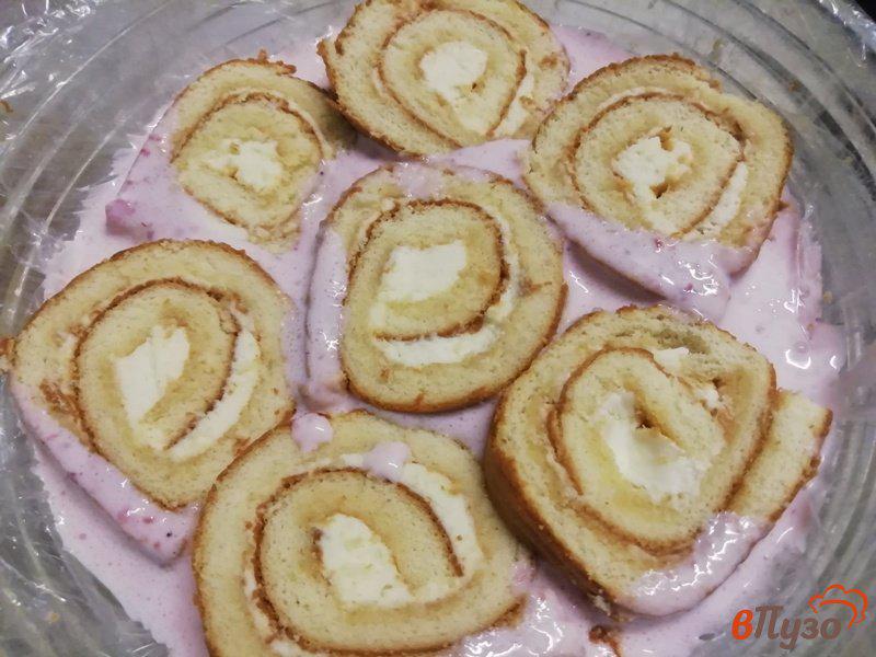 Фото приготовление рецепта: Торт без выпечки из бисквитных рулетов шаг №5