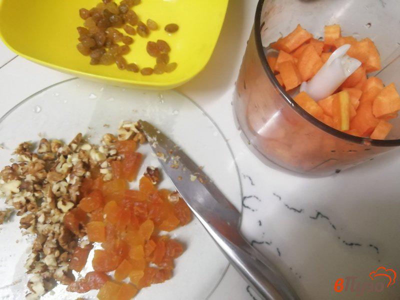 Фото приготовление рецепта: Тыквенно-морковные кексы с орехами и сухофруктами шаг №2