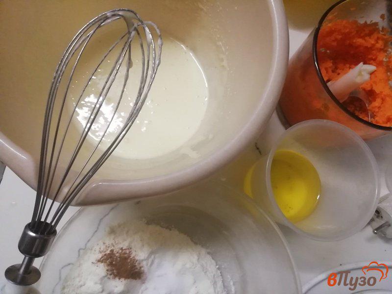 Фото приготовление рецепта: Тыквенно-морковные кексы с орехами и сухофруктами шаг №3