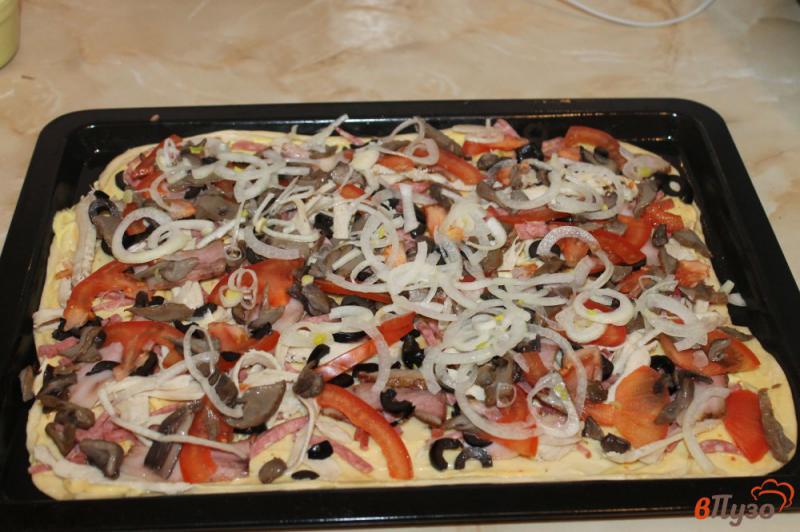 Фото приготовление рецепта: Домашняя пицца с курицей, беконом и яйцами шаг №5