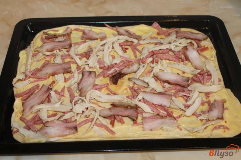 Фото приготовление рецепта: Домашняя пицца с курицей, беконом и яйцами шаг №4
