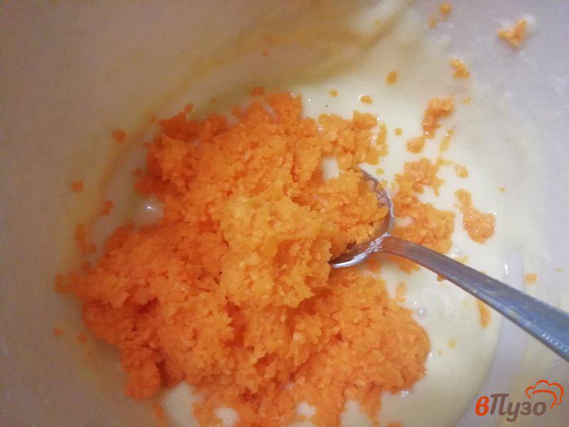Фото приготовление рецепта: Тыквенно-морковные кексы с орехами и сухофруктами шаг №4