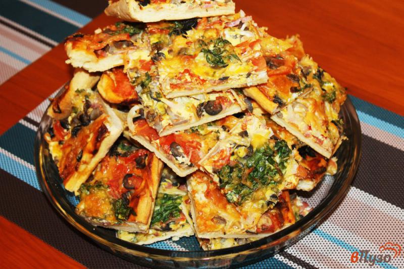 Фото приготовление рецепта: Домашняя пицца с курицей, беконом и яйцами шаг №8