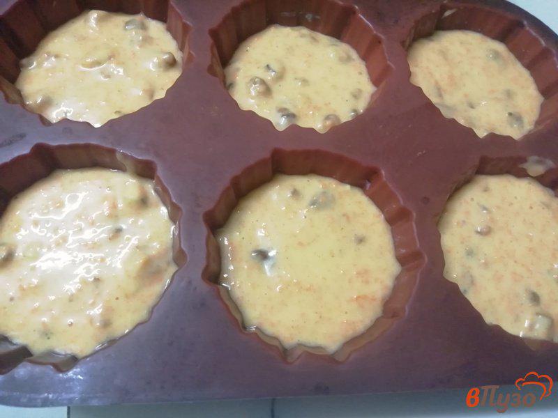 Фото приготовление рецепта: Тыквенно-морковные кексы с орехами и сухофруктами шаг №5