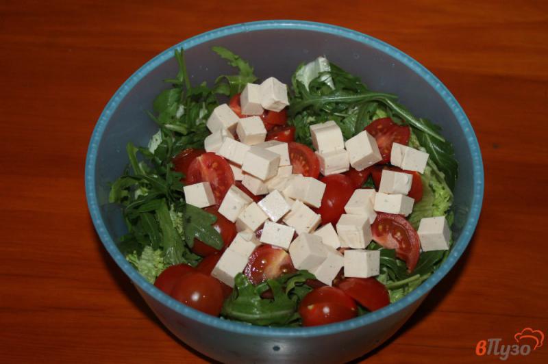Фото приготовление рецепта: Теплый микс салат с курицей и сырными сухариками шаг №3