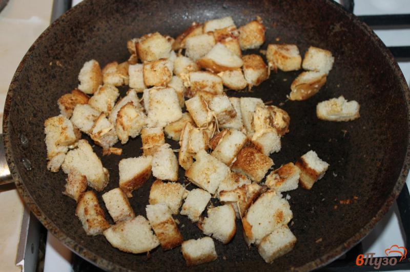 Фото приготовление рецепта: Теплый микс салат с курицей и сырными сухариками шаг №7