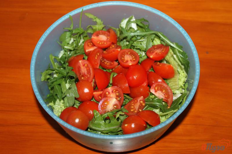 Фото приготовление рецепта: Теплый микс салат с курицей и сырными сухариками шаг №2
