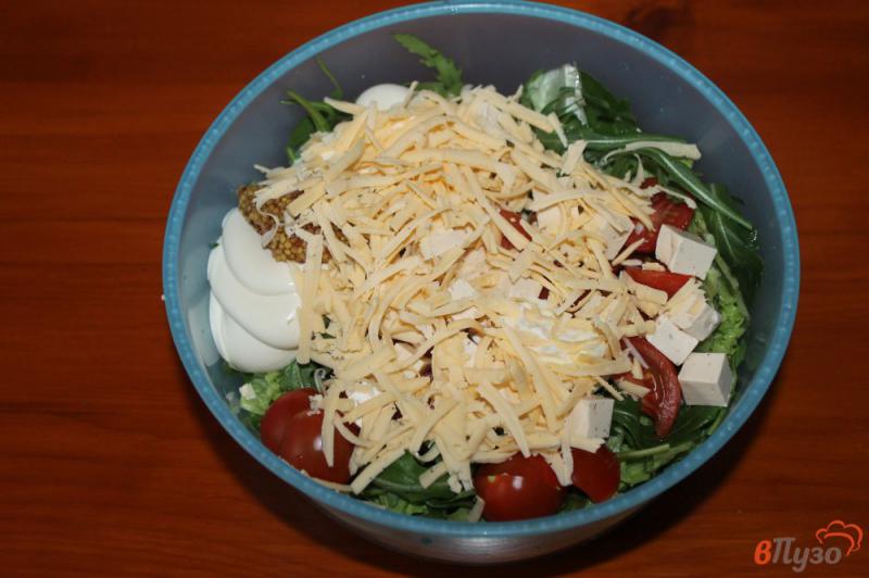 Фото приготовление рецепта: Теплый микс салат с курицей и сырными сухариками шаг №4