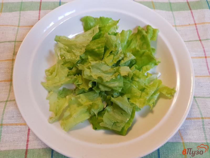 Фото приготовление рецепта: Салат из зелени, сыра, помидора шаг №1