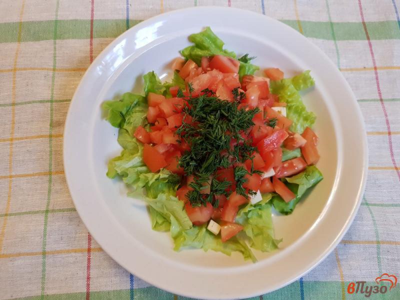 Фото приготовление рецепта: Салат из зелени, сыра, помидора шаг №4