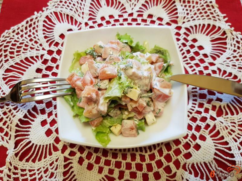 Фото приготовление рецепта: Салат из зелени, сыра, помидора шаг №6