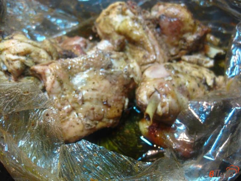 Фото приготовление рецепта: Куриные окорочка запеченные в маринаде шаг №4