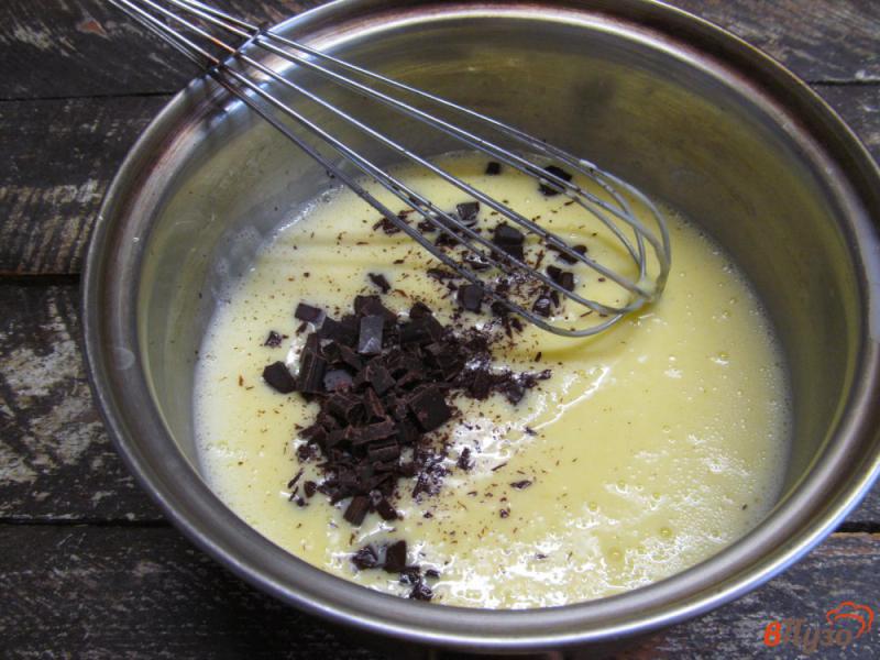 Фото приготовление рецепта: Шоколадный пудинг с бананом и печеньем шаг №7