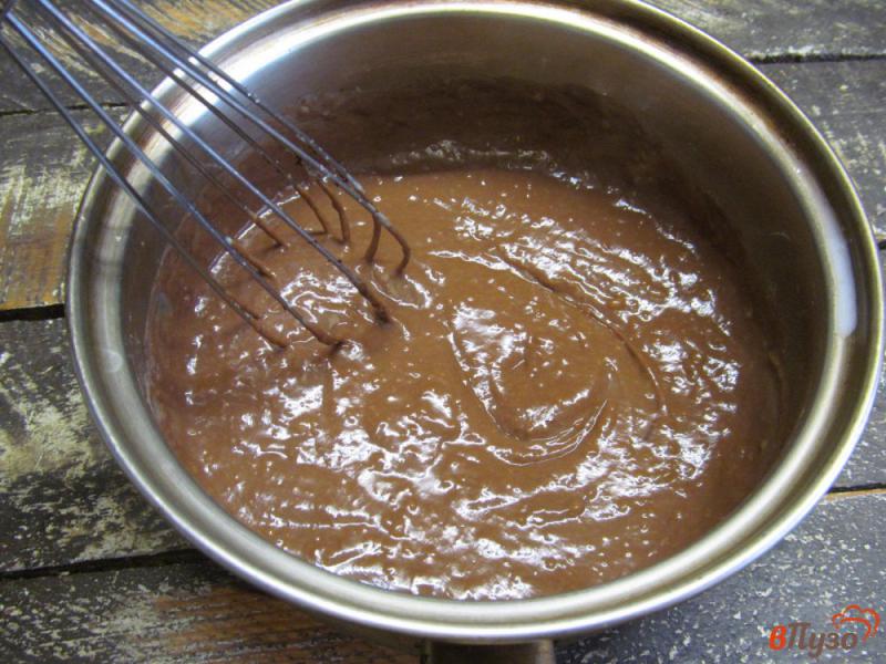 Фото приготовление рецепта: Шоколадный пудинг с бананом и печеньем шаг №8