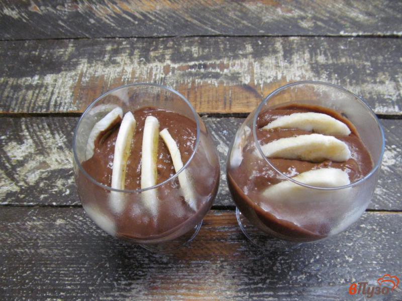 Фото приготовление рецепта: Шоколадный пудинг с бананом и печеньем шаг №9