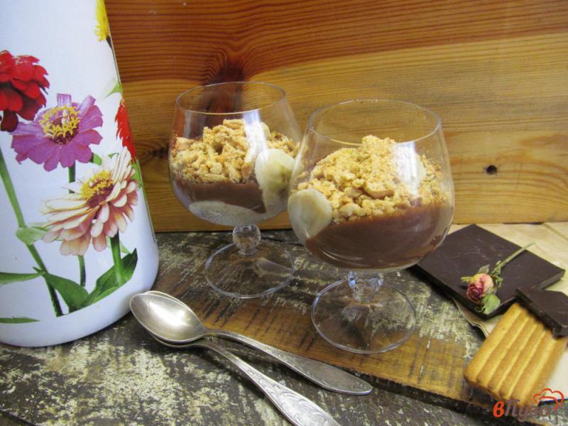 Фото приготовление рецепта: Шоколадный пудинг с бананом и печеньем шаг №11