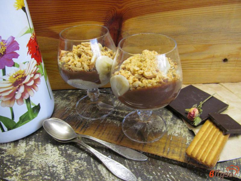 Фото приготовление рецепта: Шоколадный пудинг с бананом и печеньем шаг №12