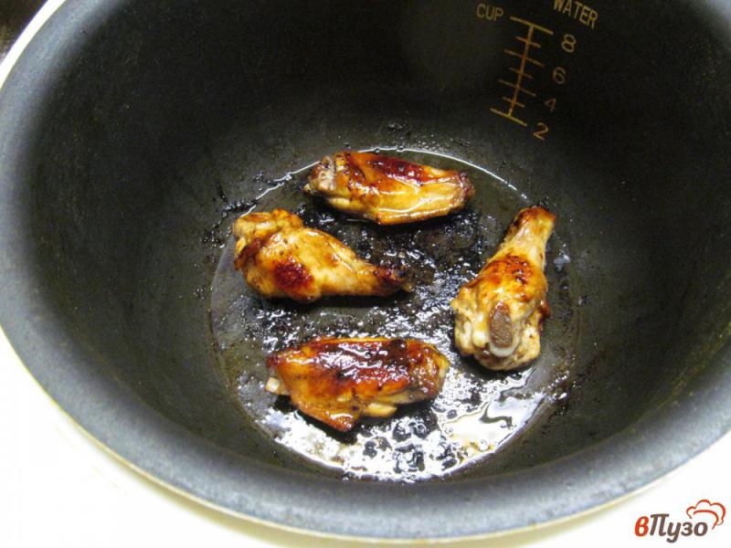 Фото приготовление рецепта: Куриные крылья с гарниром из свеклы в мультиварке шаг №4