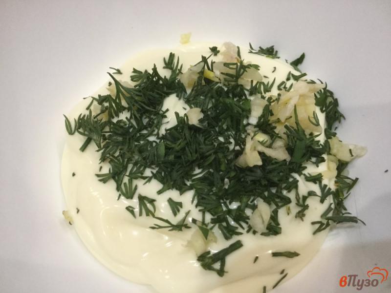 Фото приготовление рецепта: Свекольный салат с огурцом, сыром и яйцом шаг №2