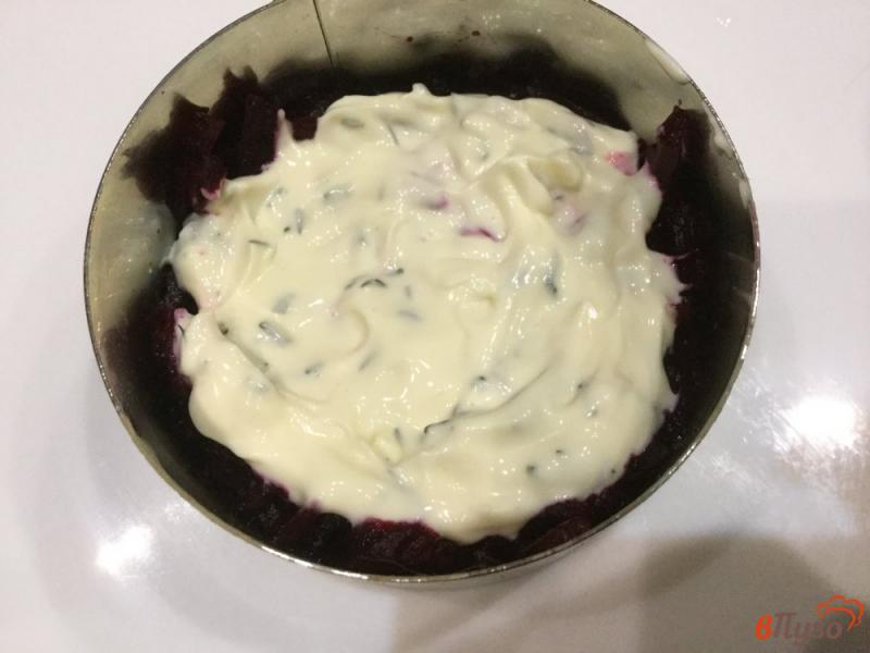 Фото приготовление рецепта: Свекольный салат с огурцом, сыром и яйцом шаг №5