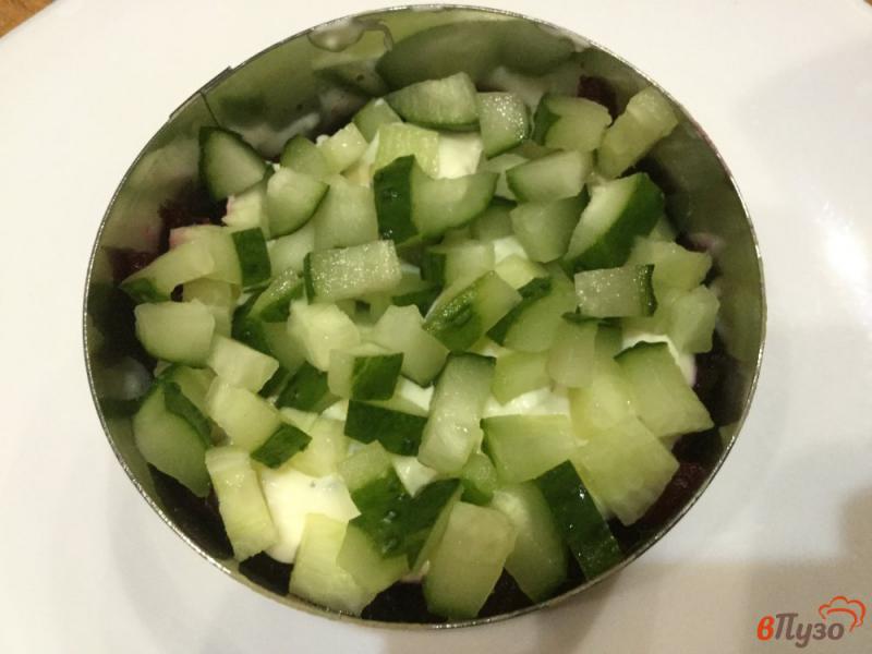 Фото приготовление рецепта: Свекольный салат с огурцом, сыром и яйцом шаг №6