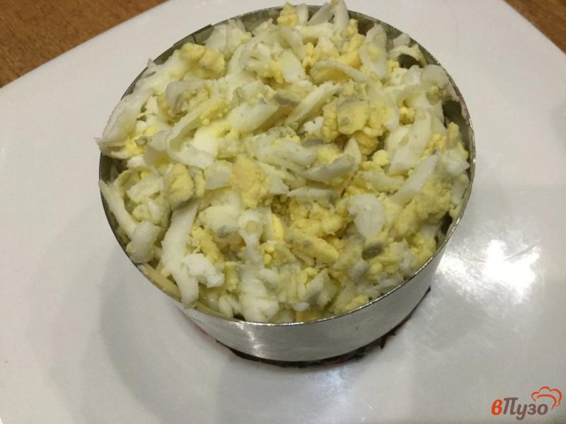 Фото приготовление рецепта: Свекольный салат с огурцом, сыром и яйцом шаг №8