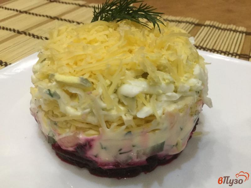 Фото приготовление рецепта: Свекольный салат с огурцом, сыром и яйцом шаг №9