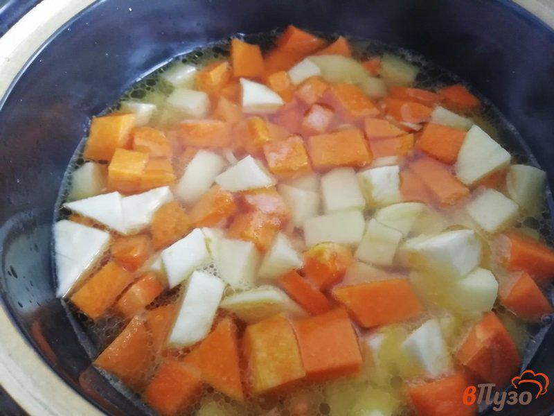 Фото приготовление рецепта: Тыквенный крем-суп с сельдереем шаг №4