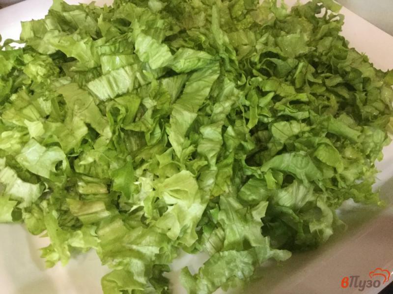 Фото приготовление рецепта: Классический салат *Цезарь* с креветками шаг №8