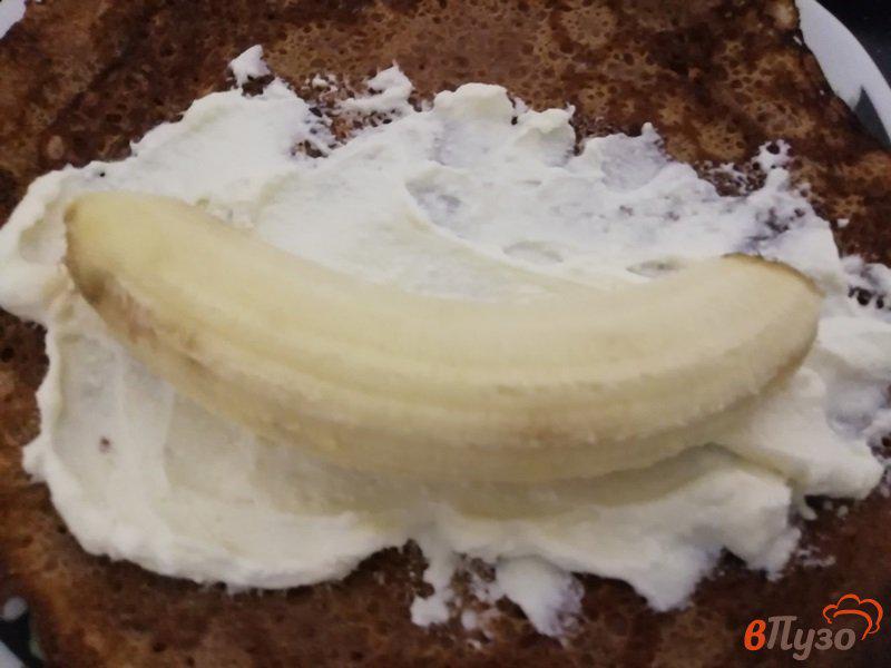 Фото приготовление рецепта: Сладкие ролы из блинов с бананом шаг №4