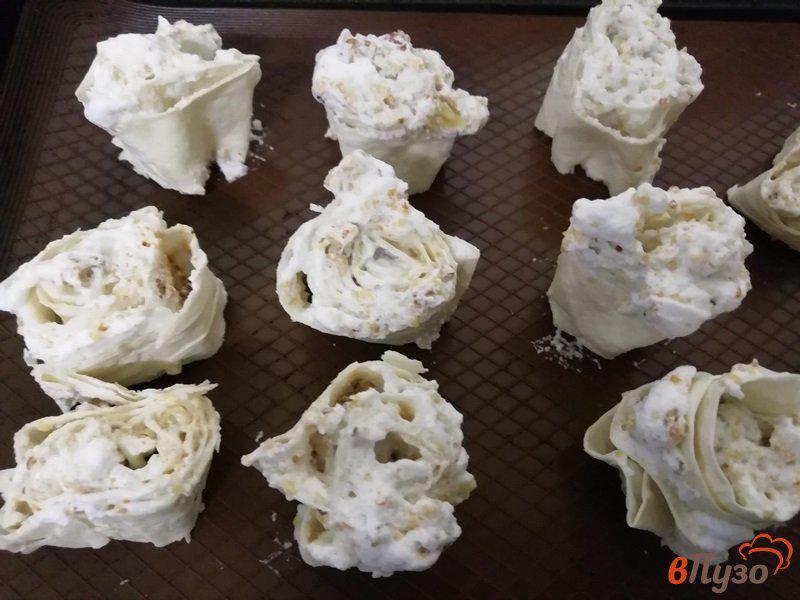 Фото приготовление рецепта: Розочки из лаваша с ореховым безе шаг №4