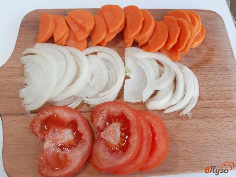 Фото приготовление рецепта: Скумбрия запеченная с капустой, морковью и помидором шаг №3