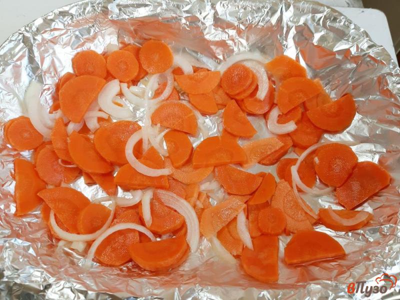 Фото приготовление рецепта: Скумбрия запеченная с капустой, морковью и помидором шаг №6