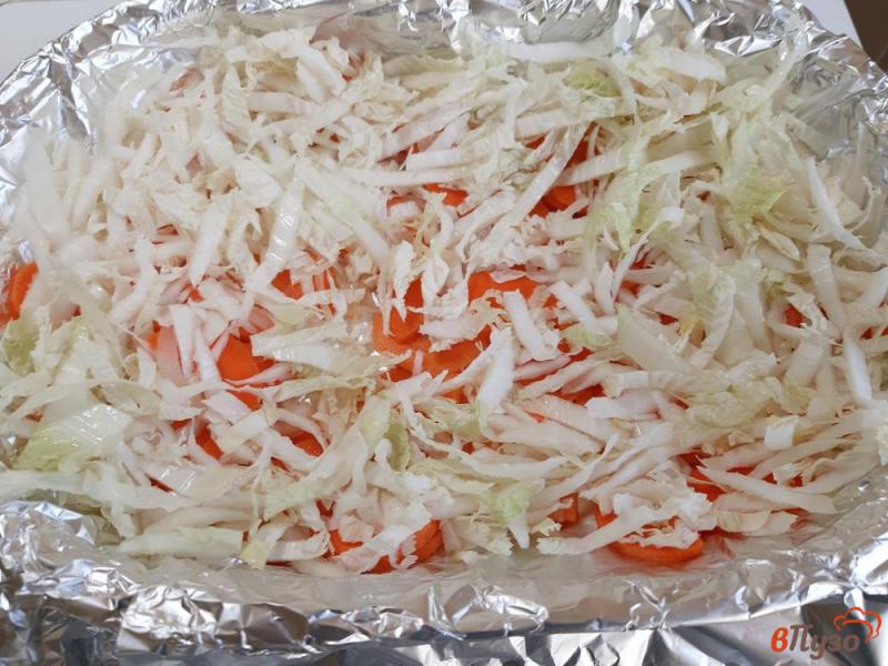 Фото приготовление рецепта: Скумбрия запеченная с капустой, морковью и помидором шаг №7