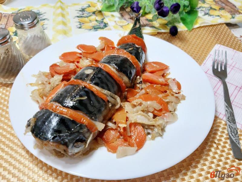 Фото приготовление рецепта: Скумбрия запеченная с капустой, морковью и помидором шаг №12