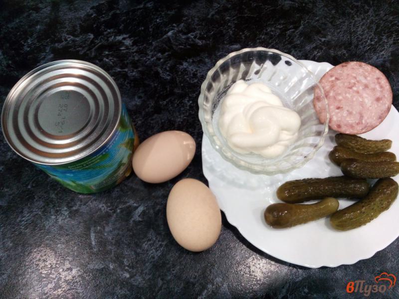 Фото приготовление рецепта: Салат с яйцами и кукурузой шаг №1