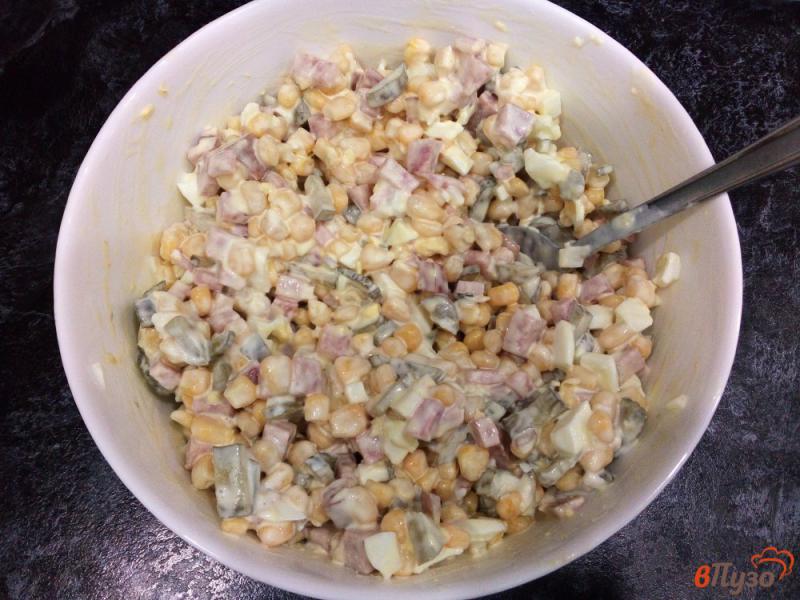 Фото приготовление рецепта: Салат с яйцами и кукурузой шаг №7