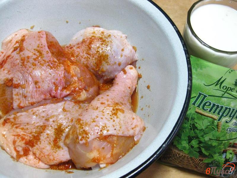 Фото приготовление рецепта: Курица в сметане с картошкой шаг №3