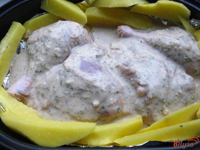 Фото приготовление рецепта: Курица в сметане с картошкой шаг №5